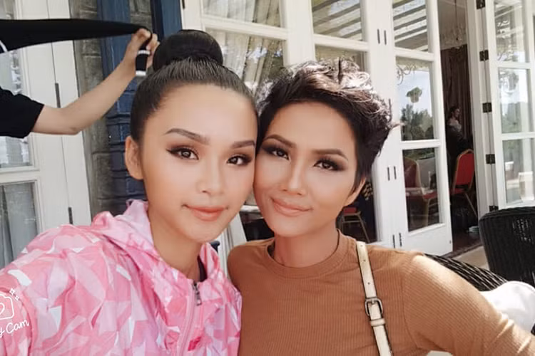 Tại cuộc thi Hoa hậu Hoàn vũ Việt Nam 2017, Lê Thu Trang khá thân thiết với thí sinh H'Hen Niê.