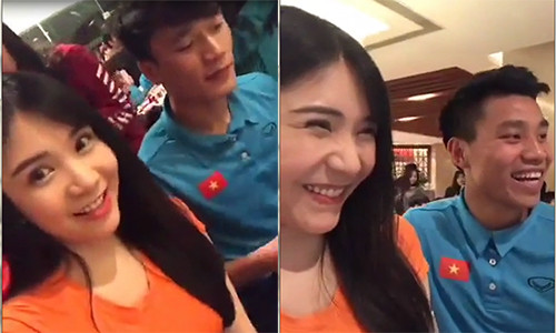 Thanh Bi bên các cầu thủ của U23 Việt Nam. Ảnh: cắt từ clip