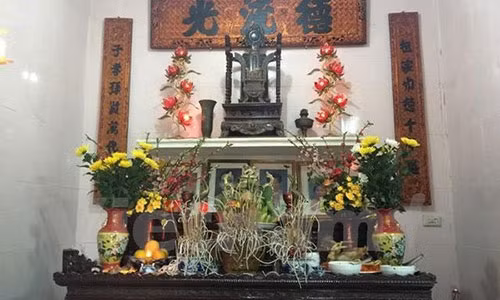 Bàn thờ gia tiên của gia đình Việt. (Ảnh: Vietnam+)