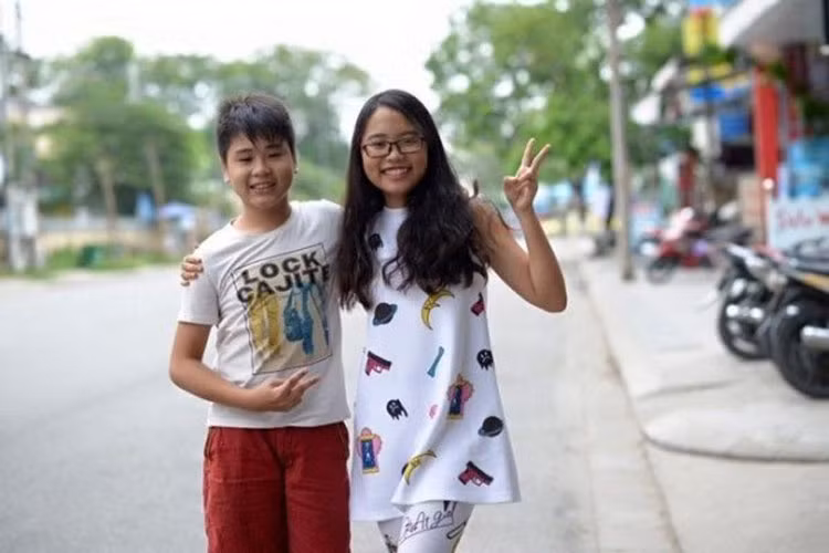 Hình ảnh Phương Mỹ Chi thân thiết với Quang Nhật trong lần Phương Mỹ Chi đi diễn ở Huế vào năm 2016. Ảnh: Saostar