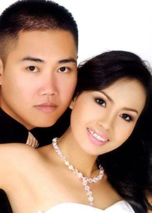 Nữ ca sĩ Cẩm Ly sinh năm 1970. Năm 2004, cô kết hôn với nhạc sĩ Minh Vy. Trước khi gắn bó, Minh Vy là người hỗ trợ Cẩm Ly hồi mới bước chân vào con đường ca hát.