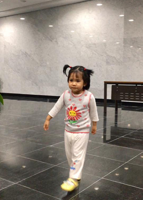 Đến nơi bố Tự Long tập chương trình, bé Táo nhỏ liên tục chạy nhảy, cười đùa.