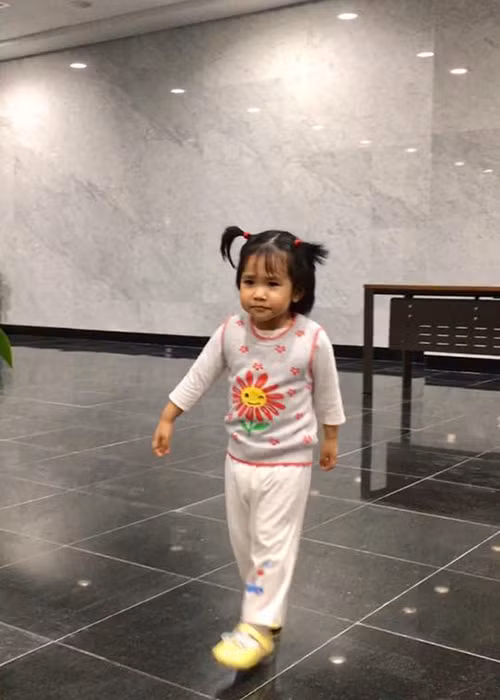 Đến nơi bố Tự Long tập chương trình, bé Táo nhỏ liên tục chạy nhảy, cười đùa.