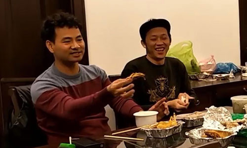 Xuân Bắc, Hoài Linh thân thiết trong đoạn clip.