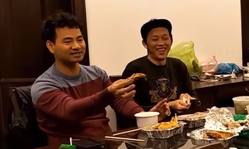 Xuân Bắc, Hoài Linh thân thiết trong đoạn clip.