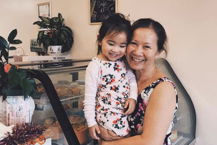 Thiên thần nhỏ của “nàng Út Ráng” thỉnh thoảng được mẹ đưa về Việt Nam thăm gia đình.