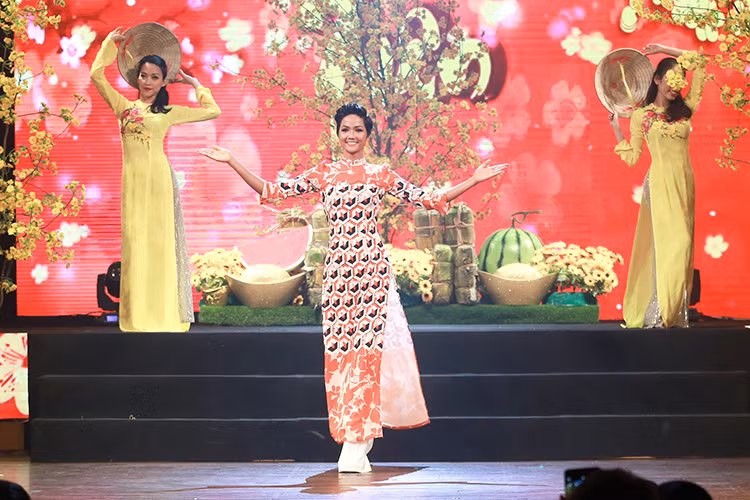 Tối ngày 24/1, tân Hoa hậu Hoàn vũ Việt Nam H’hen Niê tham gia chương trình Tình xuân.