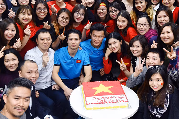 Đảm nhận vai trò MC của một buổi giao lưu, Á hậu Thanh Tú được tiếp xúc với thủ môn Bùi Tiến Dũng. Ảnh: FBNV