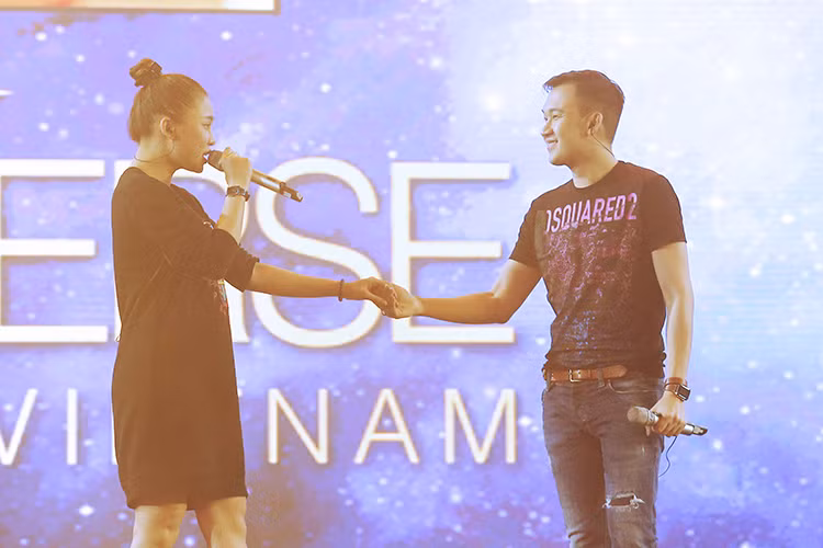 Giang Hồng Ngọc còn song ca cùng Dương Triệu Vũ qua ca khúc “Trọn kiếp bình yên”.