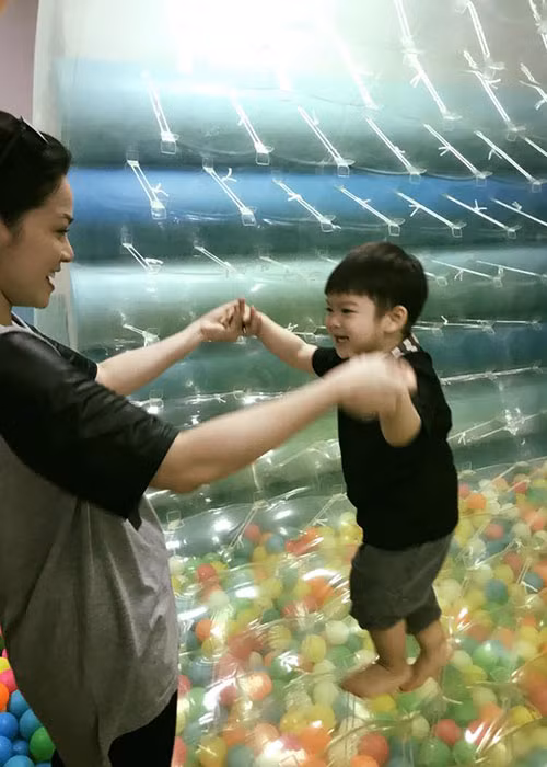 Vào thời gian rảnh rỗi, Nhật Kim Anh chăm sóc, vui chơi cùng cậu con trai Putin.