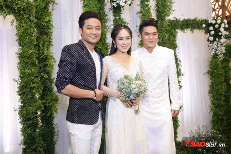 Tháng 1/2016, Lê Phương và Quý Bình chia tay nhưng vẫn coi nhau là bạn. Trong đám cưới của tình cũ, anh cũng góp mặt. Ảnh: Saostar