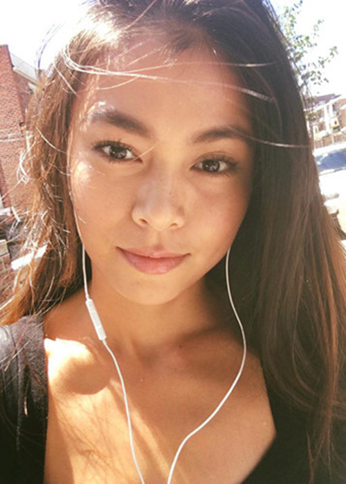 Mâu Thủy hút mọi ánh nhìn khi để mặt mộc ở đời thường. Ảnh: FBNV