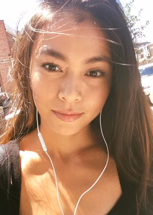 Mâu Thủy hút mọi ánh nhìn khi để mặt mộc ở đời thường. Ảnh: FBNV