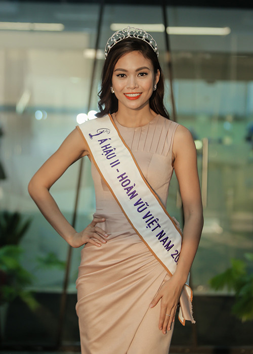 Mâu Thủy cũng xây dựng hình ảnh người đẹp ăn mặc thanh lịch, nền nã. Ảnh: Zing