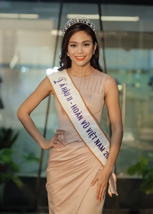 Mâu Thủy cũng xây dựng hình ảnh người đẹp ăn mặc thanh lịch, nền nã. Ảnh: Zing