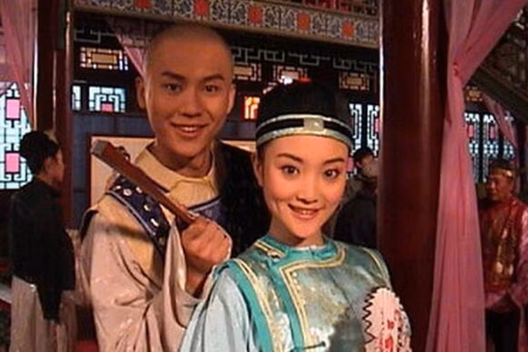 Hồi còn mặn nồng, Lý Thần đã xăm chữ “Lộ” - tên của bạn gái. Tuy nhiên, năm 2006, cặp đôi lặng lẽ chia tay và tránh nhắc về nhau trước báo chí. Ảnh: Sina