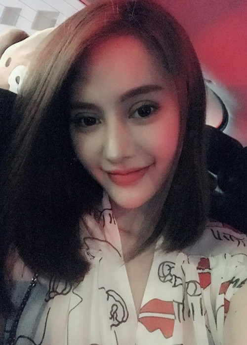 Linh Chi tâm sự: "Người ngoài thì cũng chỉ đánh giá theo khía cạnh người ngoài. Còn tất cả nội tình chỉ người trong cuộc mới hiểu".