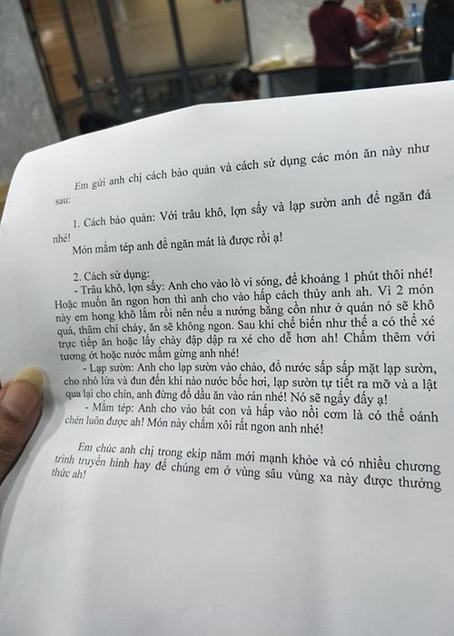 Nam Tào của Táo quân còn tiết lộ lời chúc của fans: “Em chúc anh chị trong ê-kíp năm mới mạnh khỏe và có nhiều chương trình truyền hình hay để chúng em ở vùng sâu vùng xa này được thưởng thức”.