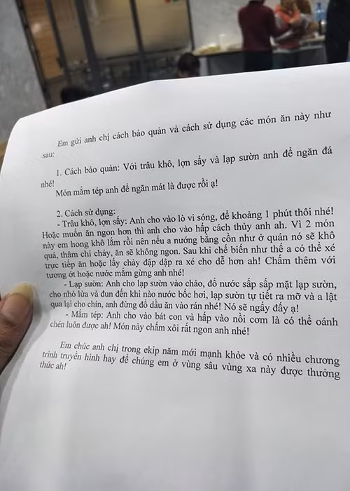 Nam Tào của Táo quân còn tiết lộ lời chúc của fans: “Em chúc anh chị trong ê-kíp năm mới mạnh khỏe và có nhiều chương trình truyền hình hay để chúng em ở vùng sâu vùng xa này được thưởng thức”.