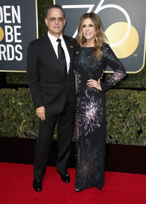 Vợ chồng Tom Hanks - Rita Wilson tình tứ trên thảm đỏ.
