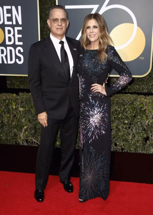 Vợ chồng Tom Hanks - Rita Wilson tình tứ trên thảm đỏ.