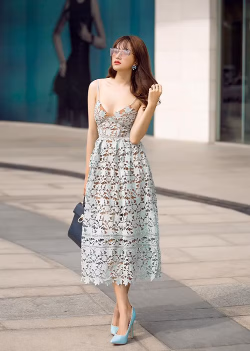 Hương Giang Idol từng vướng nghi vấn tiếp tục dao kéo khi gương mặt lạ lẫm với chiếc mũi cao hơn, phần cằm dài hơn. Ảnh: FBNV