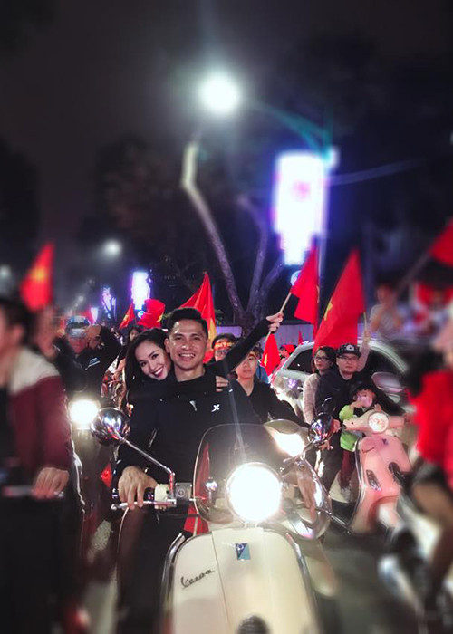 Vợ chồng Tâm Tít trốn hai con trai nhỏ để đi bão cùng người dân tại Hà Nội.