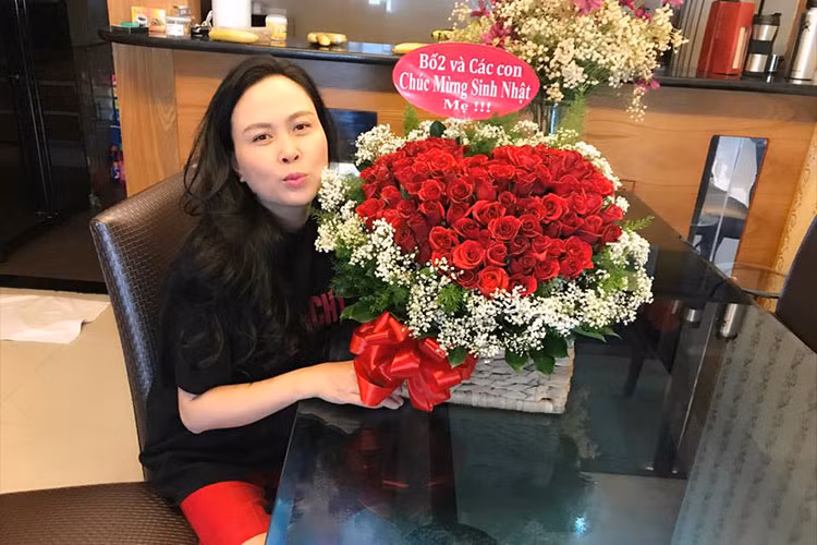 Hot Face sao Việt 24h: Quách Ngọc Ngoan chúc mừng sinh nhật bạn gái: “Chúc mừng sinh nhật người phụ nữ tuyệt vời nhất về tất cả mọi mặt của tui và các con”.