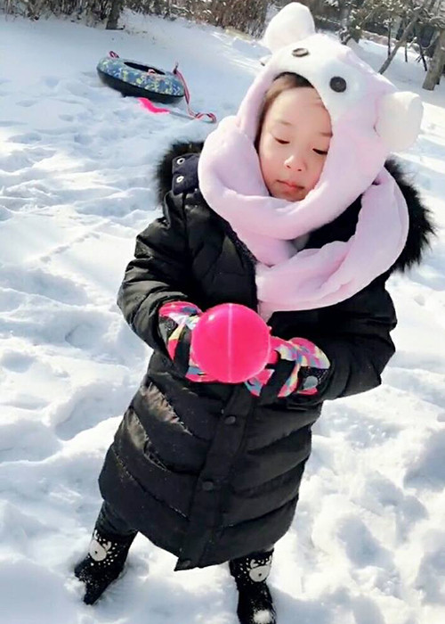 Con gái cưng của cặp đôi Lý Tiểu Lộ - Giả Nãi Lượng hiện đã lớn phổng phao.