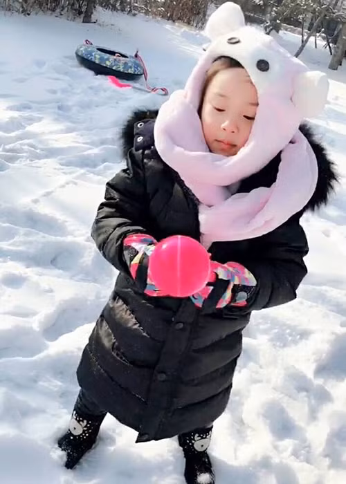 Con gái cưng của cặp đôi Lý Tiểu Lộ - Giả Nãi Lượng hiện đã lớn phổng phao.