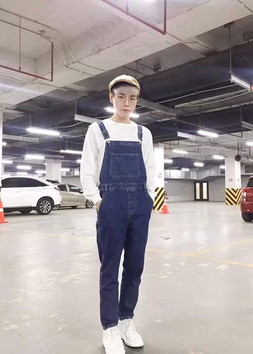 Theo chia sẻ của Đức Phúc, vì đắt show, anh đang phải bảo lưu việc học ngành kiến trúc tại đại học. Ảnh: FBNV