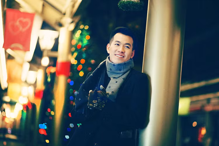 Bằng tuổi Quang Vinh, Hồ Trung Dũng cũng là ca sĩ và hiện tại anh vẫn chưa lập gia đình.