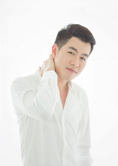 Hồ Trung Dũng yêu thích những trang phục đơn giản như áo sơ mi, áo thun, quần jeans...