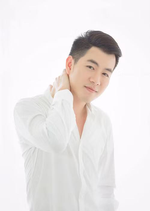 Hồ Trung Dũng yêu thích những trang phục đơn giản như áo sơ mi, áo thun, quần jeans...