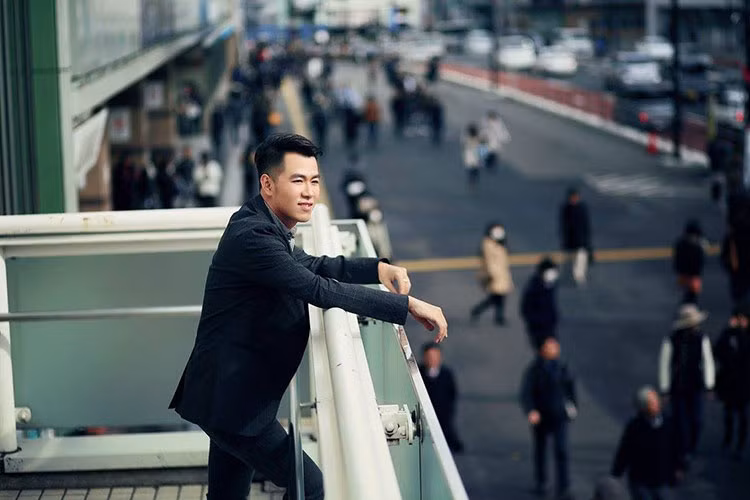 Nam ca sĩ ít khi đầu tư cho quần áo, phụ kiện hàng hiệu. Chỉ khi nào quá ưng ý một món đồ, anh mới mạnh tay chi tiền.