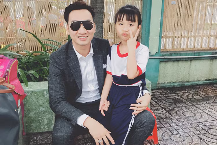 Sau khi kết thúc công việc, Thành Trung vội vã đến trường đón con gái.