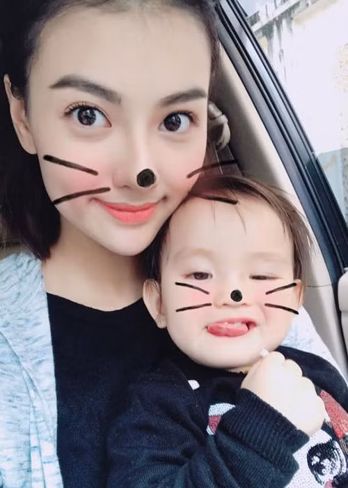 Hồng Quế hiện làm mẹ đơn thân, cố gắng tránh thị phi và kiếm tiền để lo cho cô con gái đầy đủ. Ảnh: FBNV