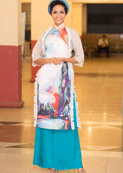 Sự xuất hiện của tân Hoa hậu Hoàn vũ Việt Nam khiến chương trình Tình xuân trở nên ấn tượng hơn.