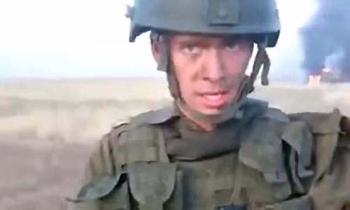 Binh sĩ Semen Merezhnikov nhận lỗi với chỉ huy.