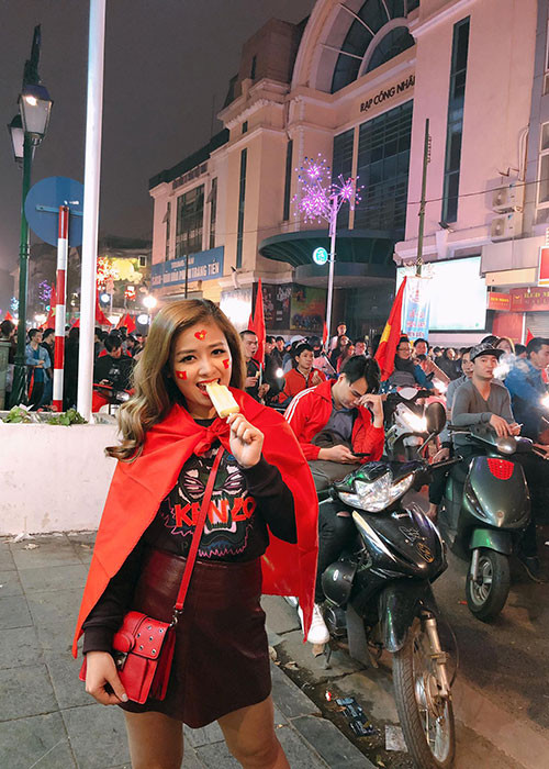 Dương Hoàng Yến hòa chung niềm vui chiến thắng với người hâm mộ U23 Việt Nam tại Hà Nội: “Tầm này không ra đường quá có lỗi với Tổ Quốc! Ăn cây kem Tràng Tiền lấy sức hò hét tiếp”.