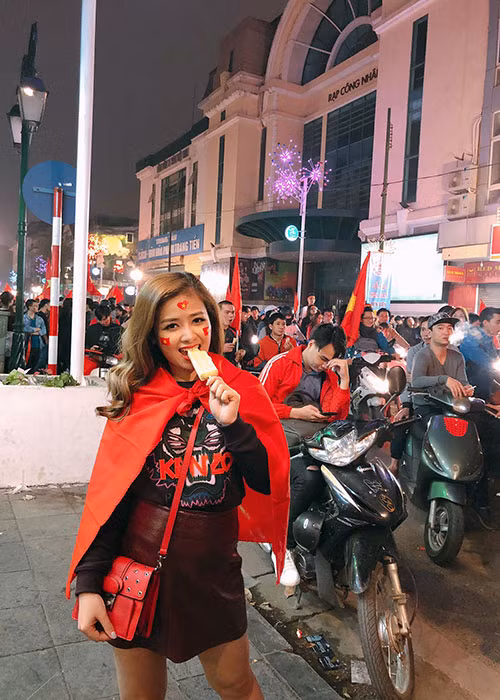 Dương Hoàng Yến hòa chung niềm vui chiến thắng với người hâm mộ U23 Việt Nam tại Hà Nội: “Tầm này không ra đường quá có lỗi với Tổ Quốc! Ăn cây kem Tràng Tiền lấy sức hò hét tiếp”.