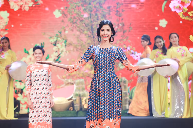 Hoàng Thùy tươi rói trên sàn diễn thời trang trong tà áo dài.