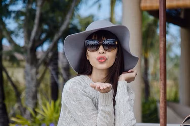 Hà Anh tiết lộ dạo này thân nhiệt giảm nên lúc nào cũng phải xách theo áo khoác len mỏng phòng khi vào chỗ máy lạnh.