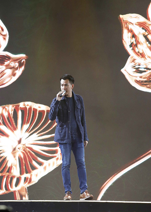 Hồ Trung Dũng mang đến hai ca khúc: “Hello Vietnam” và “Lady of Diamond” cho phần thi trình diễn trang phục áo dài và dạ hội.