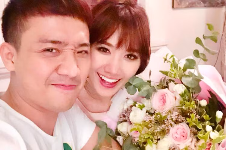 Trấn Thành nhắn nhủ Hari Won: “2 năm yêu nhau rồi đó, nhanh ghê. Yêu em”.