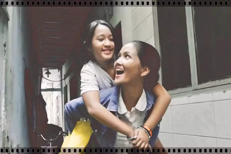 H’hen Niê giản dị khi tham gia một dự án cộng đồng của đạo diễn, diễn viên Hồng Ánh. Ảnh: FBNV