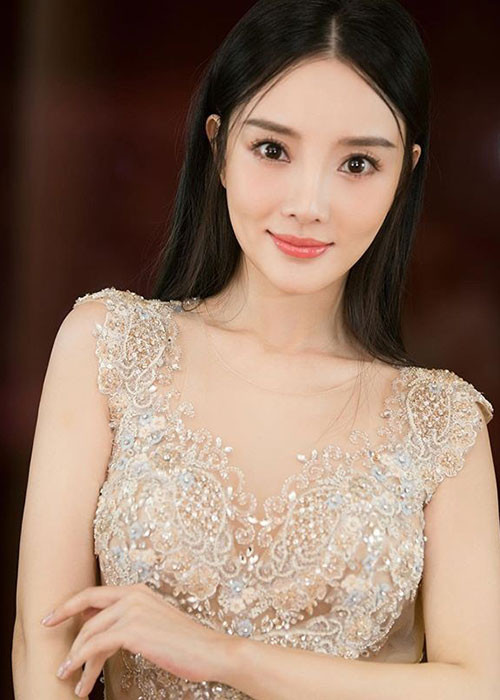 Nữ diễn viên phim "Phi Long thiên trì" đẹp mặn mà, quyến rũ. Ảnh: FBNV