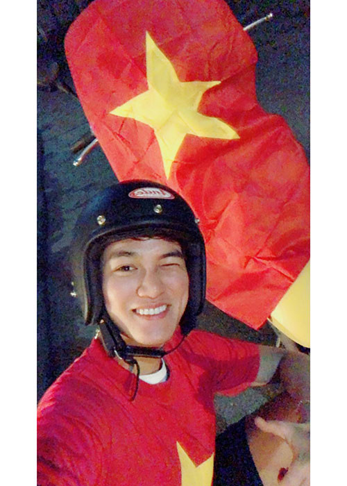 Ali Hoàng Dương diện áo cờ đỏ sao vàng để chúc mừng U23 Việt Nam vào chung kết giải U23 châu Á.