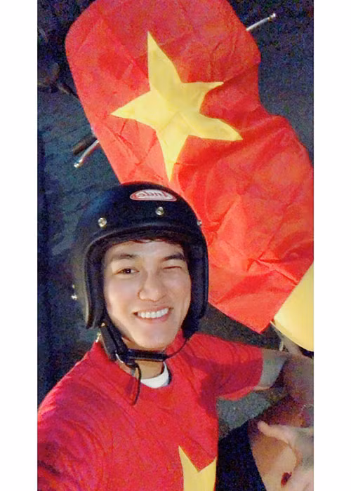 Ali Hoàng Dương diện áo cờ đỏ sao vàng để chúc mừng U23 Việt Nam vào chung kết giải U23 châu Á.