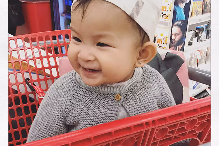 Lam Trường chia sẻ hình ảnh con gái kèm bình luận: “Yêu cái mặt quá đi. Sao bây giờ”.